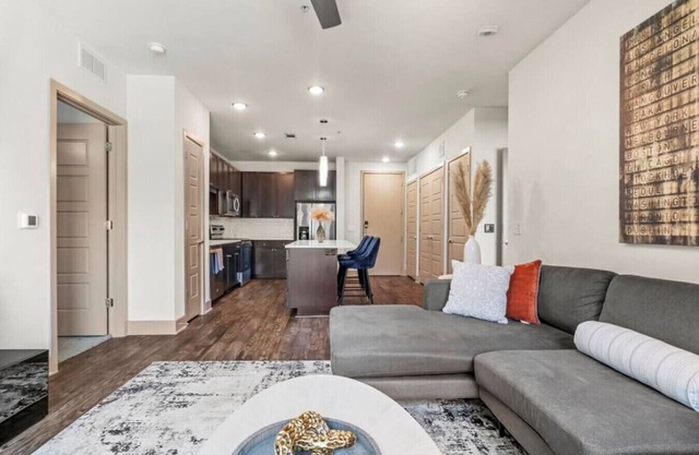 Stylish Frisco 2BR 2BA - WiFi, Gym, Pool - Vacation and Corporate Ready