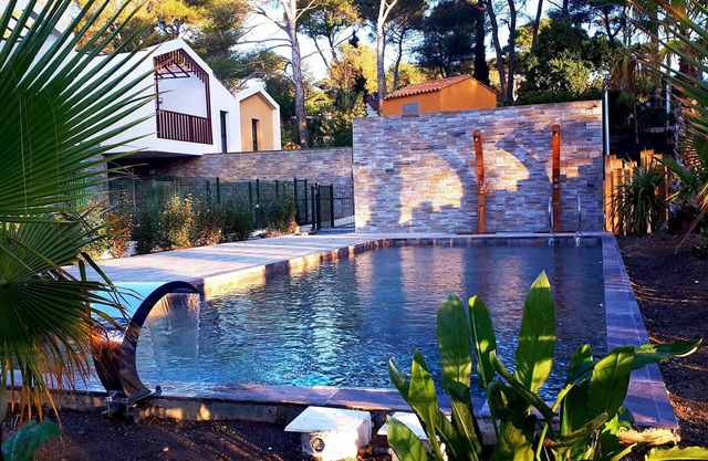 Stylish Garden Apartment with Pool, 500m from Beach, Sleeps 4