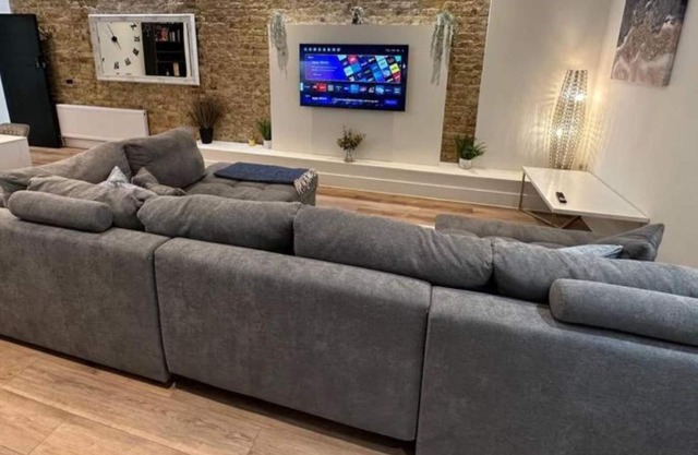 Stylish & Gorgeous 2BR w/WiFi & Netflix - City Centre Nr Cliffs Pavillion