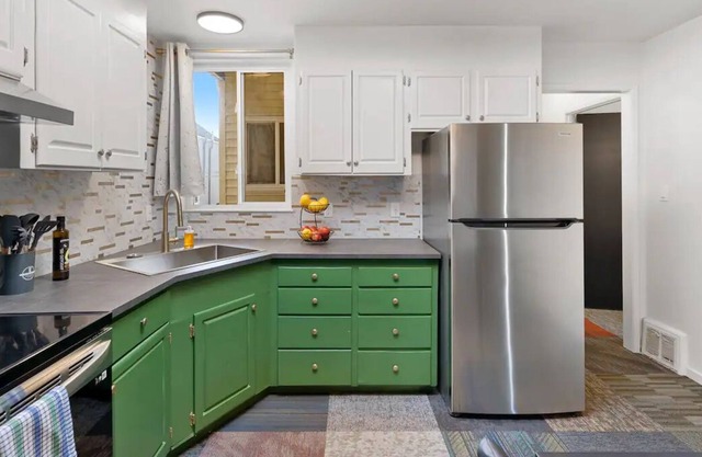 Stylish Green n Gold 2BR 1Bath Apartment