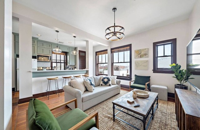 Stylish Historic Loft, 3 Blocks to The Strand
