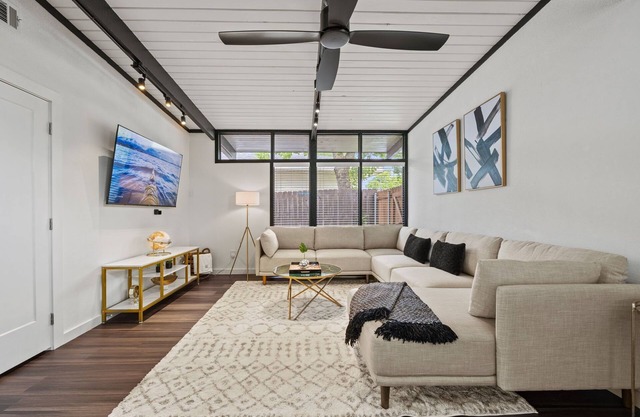 Stylish Home near Love-Field Airport, King & Queen Beds with a Large Yard