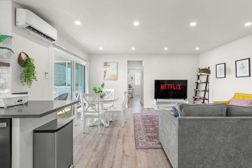 Stylish Home w Free Parking Near LA Hotspots#8