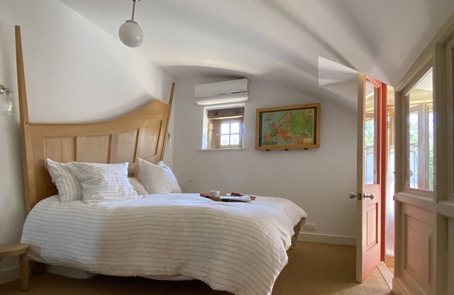 Stylish house with fabulous view of the medieval hilltop village Cordes sur Ciel