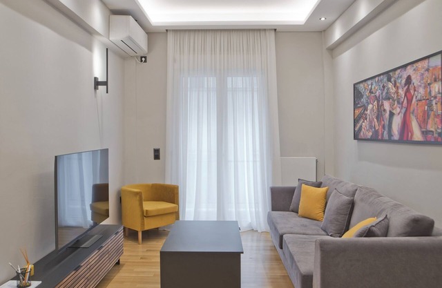 Stylish Ilisia Stay Luxury Fully Reno 2BR, 2BA Apt