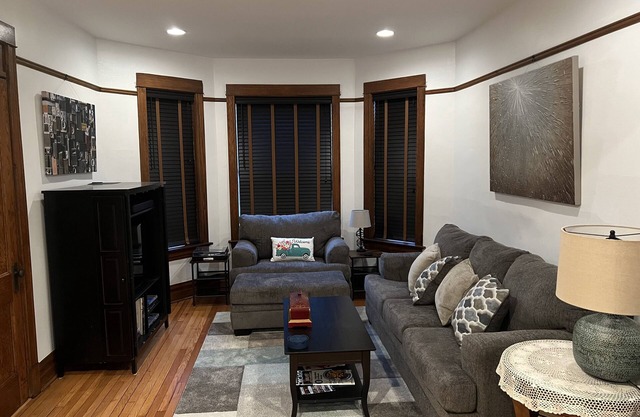 Stylish, Inviting 2-BR near Logan Square and Wrigley Field