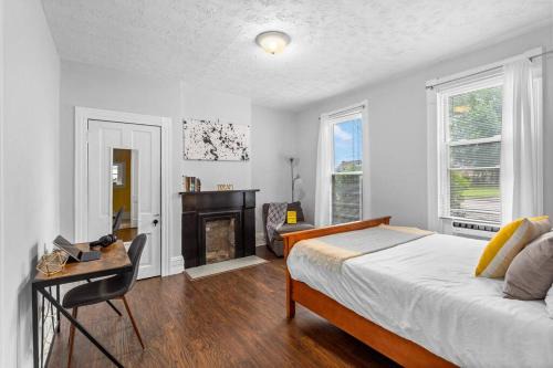 Stylish King Bed, 2BDRM, 1 Mile to DTWN, Game Room