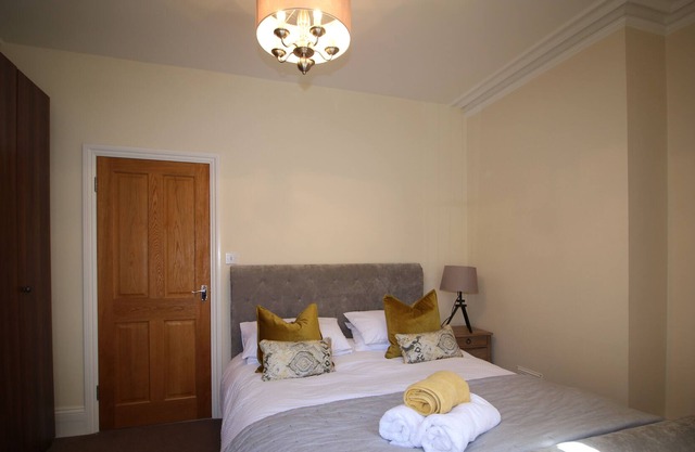Stylish large one bedroom apartment with courtyard area