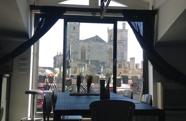 Stylish loft in the centre of Narbonne. View of the cathedral. Quality services