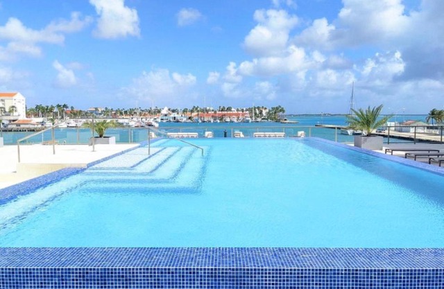 Stylish luxury condo, central location, ocean view, pool, gym