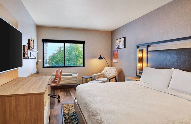 Stylish Marriott hotel with an on-site Restaurant located near the SLC Airport