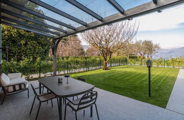 Stylish one bedroom apartment 45mq with private garden in an elegant context. The flat is located inside the wonderful Villa Maderni in the Spina Verde Park area. Guests have at their disposal a large garden with panoramic infinity pool, tennis court, ba