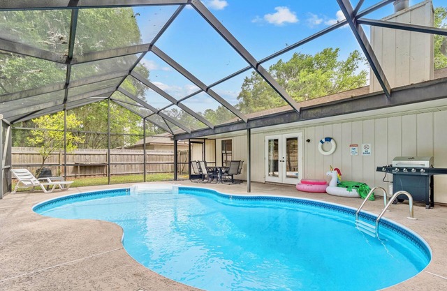 Stylish Pool Home w/Grill by GNV's Best Dining!