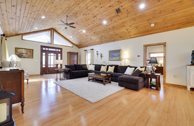 Stylish Retreat: Luxury Amenities & Entertainment Haven