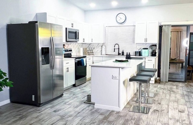 Stylish Retreat: Near Beaches & Downtownnn