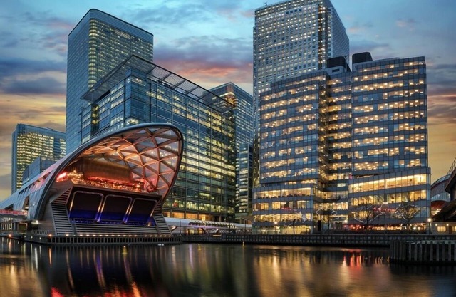 Stylish Riverside Balcony Flat Near Canary Wharf