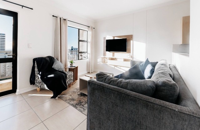 Stylish Sandton Retreat. Walk to Sandton City. Pool Access Included
