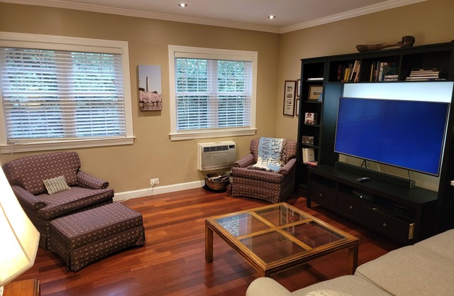 Stylish, Serene Shirlington Retreat - Close to DC, Ideal for Business or Leisure
