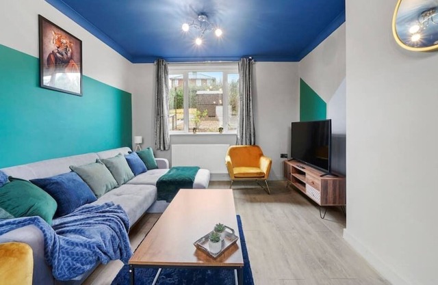 Stylish Sheffield Abode - Parking