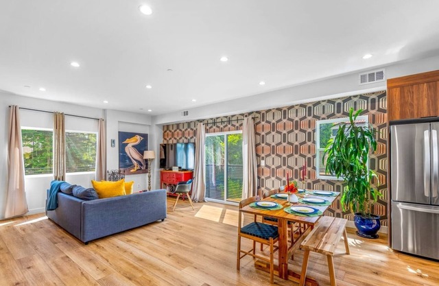 Stylish Sherman Oaks Townhouse W/2 Master Suites + 3rd room with full bathroom