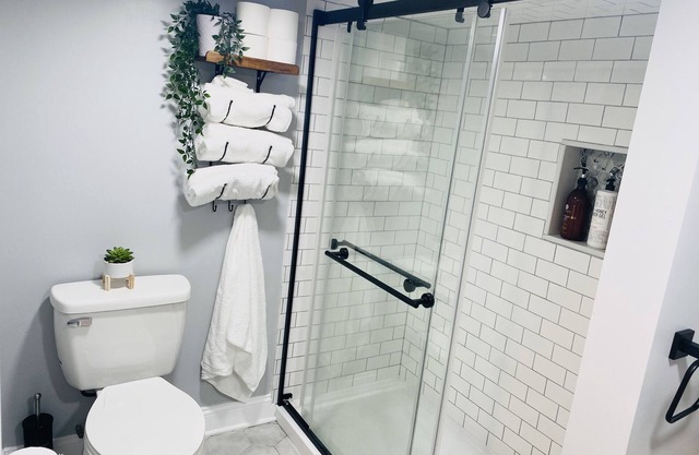 Stylish & Spacious Princeton Basement Apt with King Bed, Private Entrance