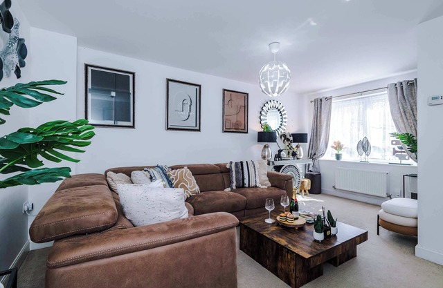 Stylish Stoke-on-Trent 3 Bed - Parking, Long Stays