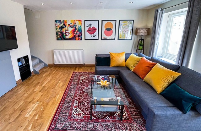 Stylish Stratford-upon-Avon Stay -Sleeps 6 - Secure Gated Parking
