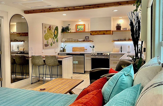 Stylish Studio in Historic High Springs, 5 min Walk to Restaurants, Shops, Bars!