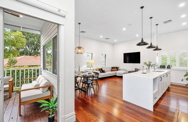 Stylish Suburban Getaway: Spacious & BBQ in Bayswater