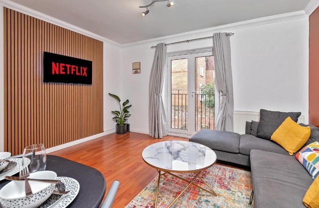 Stylish Town Centre Apartment, ALLOCATED FREE PARKING SPACE, RICKMANSWORTH HIGH STREET, Modern Decor, Juliet Balcony, Walking Distance to Rickmansworth Station Metropolitan Line