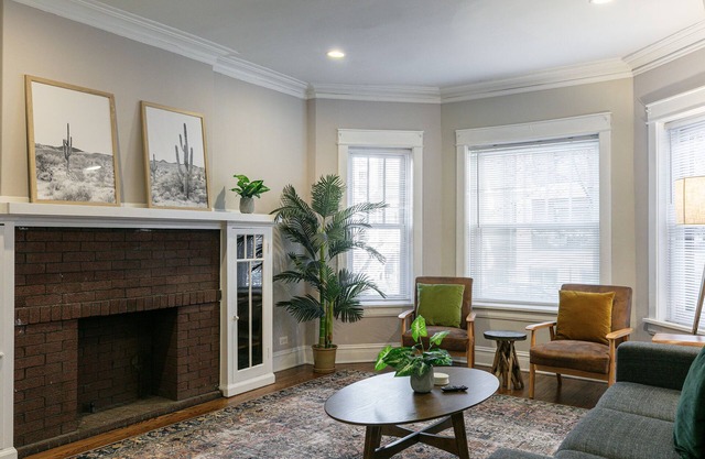 Stylish Two Bedroom - A block from Wrigley Field
