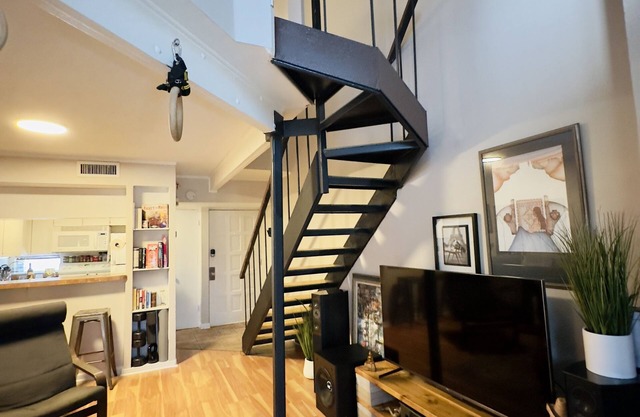 Stylish Uptown Dallas Loft: Pet-Friendly, Hi-Fi Sound, Private Patio & Grill