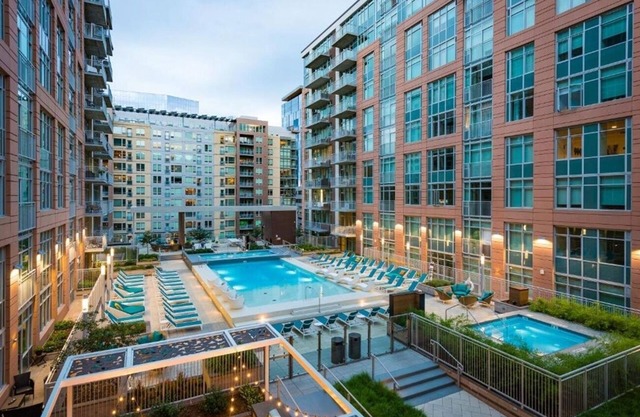 Stylish Urban Studio w/Full Kitchen | Outdoor Pool | Union Station – 0.2 miles