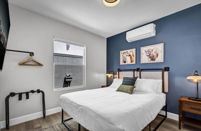 Stylish Vista Gem, Walk To Downtown, Near Beach