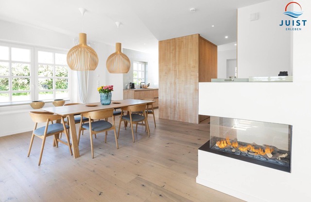 Stylishly furnished vacation home with terrace on the mudflats.