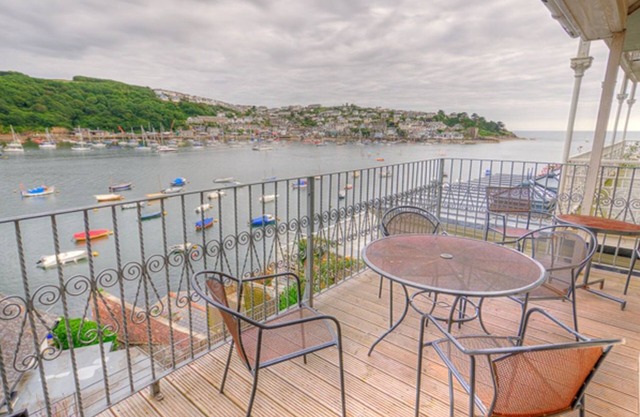 Substantial 4 bed townhouse with stunning estuary and sea views