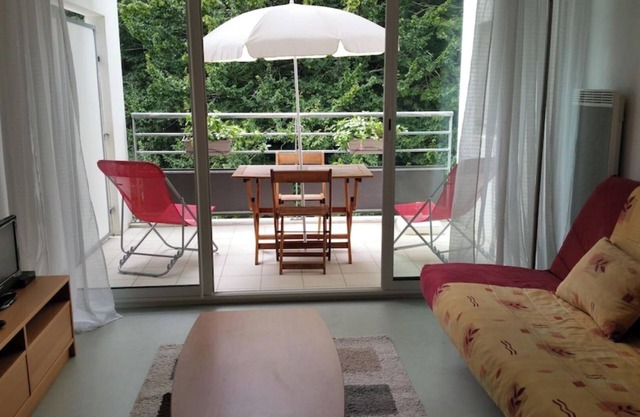 Sudio + terrace 8m² center, beaches, south & parking