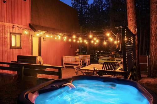 Sugar in the Raw Cabin - Hot Tub