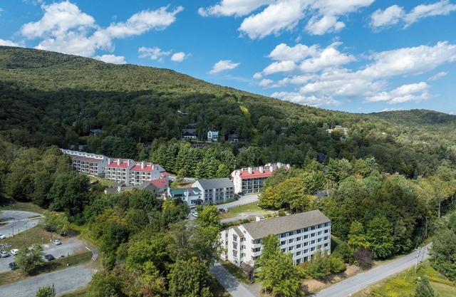Sugarbush Getaway – Comfortable Studio with Balcony & Value