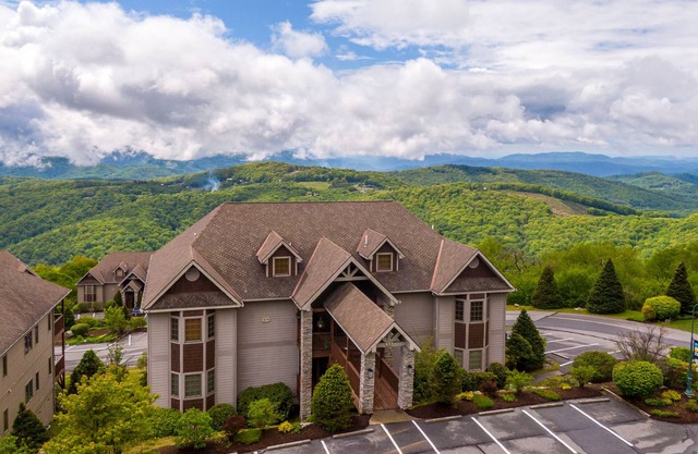 SugarJax - Condo on Sugar Mountain, Gas Fireplace, Mountain Views,