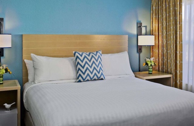 Suitable Amenities! 2 Pet-Friendly Units, Full Kitchen, Onsite Pool, FREE Bfast!