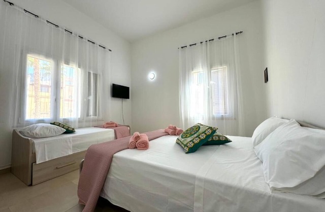 SUITE 202 CASA FERRANTE SRLS