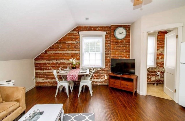 Suite #4 - Adorable 2 Bed Suite in Downtown Hermann