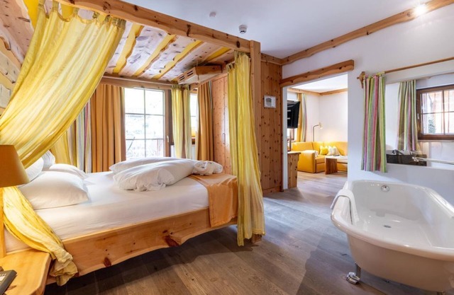 "Suite Arnika" with bathtub, shower, WC (1-3 n.) - Nature and wellness hotel