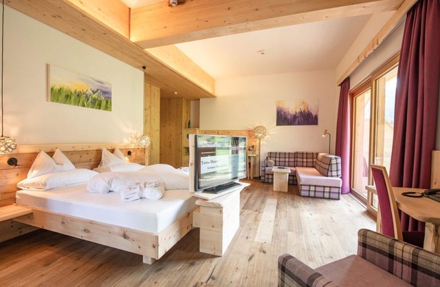"Suite Bergsonne" with bathtub, shower, WC (4-6 n.) - Nature and wellness hotel