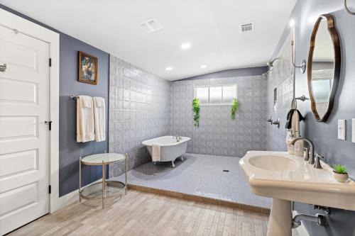 Suite C Beach, Firepit, Dog-friendly, Downtown!