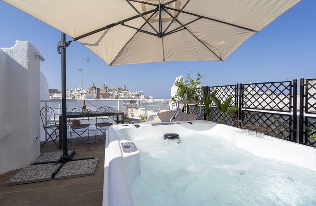 Suite Cavour 30 - Historic center of the 1700s, with Sea View, Wi-Fi and Air Conditioning
