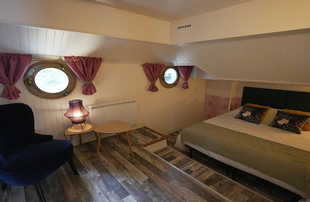 Suite-Private Bathroom-River view