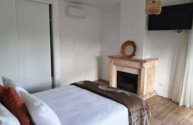 Suite with private bathroom, living room and balcony overlooking Serra da Arrábida at Casa das Vinhas