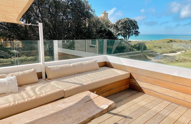 Sully’s Beach House: 45 seconds to beach, sleeps 7